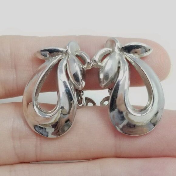 Vintage Crown Trifari Silver Tone Clip On Earrings Retro Eggplant Shape Abstract - Picture 1 of 6